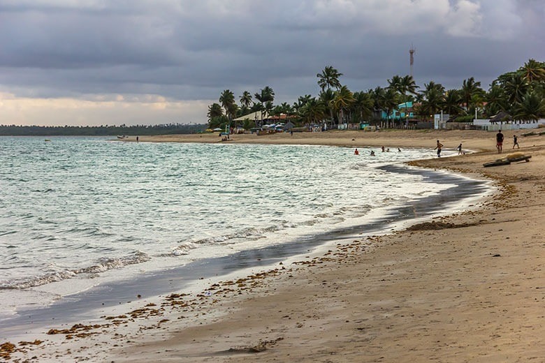 Praia de águas claras em Tamandaré, Pernambuco